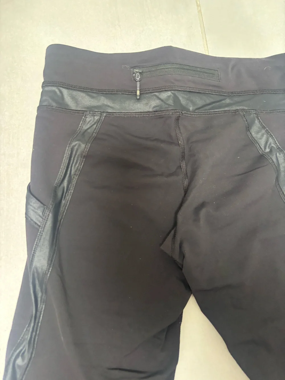 LULULEMON BLACK CAPRIS WITH POCKETS